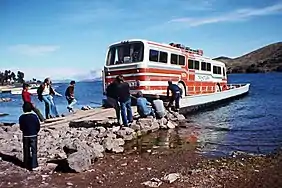 Embarquement sur une barge.