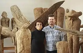 Magdalena Abakanowicz et J.Pijarowski lors d'une séance photo avant l’exposition.