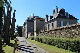 Entrée et façade est du château.