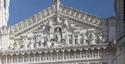 La Vierge à l'Enfant entouré du Vœu des échevins (1891-1985), fronton de la basilique de Fourvière.