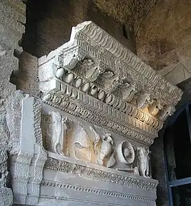 Entablement du temple de Vespasien.