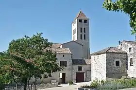 Le clocher de l'église dominant le village