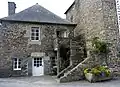 Bourg de Gouarec : maison en schiste avec escalier extérieur.