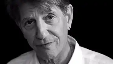 Peter Coyote dans le rôle du révérend Sullivan.