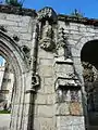 Saint-Jean-du-Doigt, arc de triomphe, pilier de droite, statue de Saint-Jean-Baptiste.