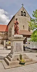 Poilu au repos (monument aux morts)