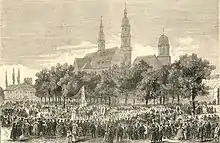 Gravure ancienne montrant une foule entourant un monument au mort situé devant une église baroque.