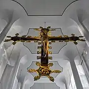 La croix triomphante dans l'église Saint-Nicolas de Kiel. Juin 2018.