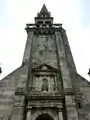 Le clocher et le portail de l'église Saint-Pierre vus de l'ouest.