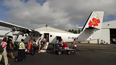 Embarquement de passagers pour Futuna à bord du DHC-6 Twin Otter manulele en juillet 2017.