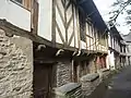 Maisons à colombages du XVe siècle de la Rue aux Anglais, avec leurs étals de schiste.