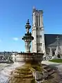 Saint-Jean-du-Doigt : fontaine monumentale (1691) et tour-clocher de l'église.