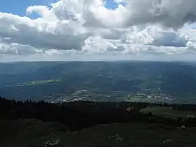 Vue de la Michaille dominé par le plateau de Retord depuis le Grand Crêt d'Eau au nord-est.