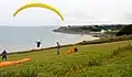 Parapente sur le site de Cameros à l'ouest de la plage de Pentrez (à Saint-Nic) ; à l'arrière-plan la pointe de Keric.