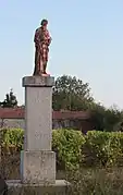 Une statue de saint Joseph posé sur un socle