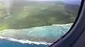 Le nord d'Alofi vu depuis un avion qui atterrit à l'aérodrome de Futuna pointe Vele.