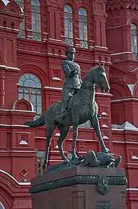 Photo en couleur d'une statue équestre sur un piédestal.