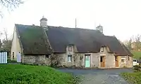 Ancienne ferme rénovée, à toit de chaume, près de la chapelle de Saint-Éloi.