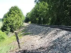 Un ancien poteau qui supportait le câble actionnant les barrières du passage à niveau (ici le PN8).