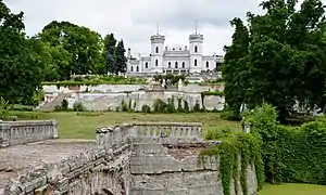 le Château de Charovka, classé et son parc, classé ;