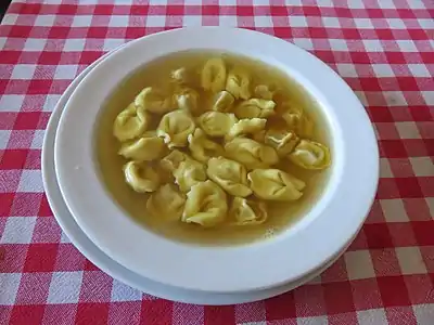 Bouillon de viande et cappelletti (Émilie-Romagne).