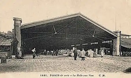 L'entrée de la halle aux vins au début du XXe siècle.