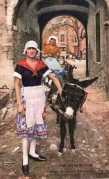 carte postale en couleurs représentant des femmes en tenue traditionnelles tenant des ânes.