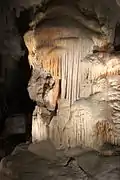 01 : Grand pilier de stalactites.