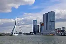 panorama portuaire avec un pont et des gratte-ciel
