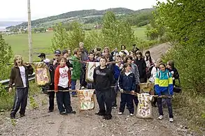 Les élèves de l'école Félix-Antoine-Savard en excursion pour trouver les pierres à mots.