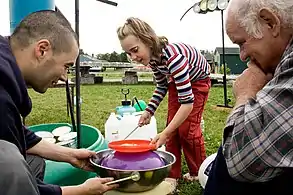 L’artiste multidisciplinaire Pascal Bouchard initie les participants à la fabrication d’instruments d’eau avec lesquels ils ont à jouer lors du jam aquatique.