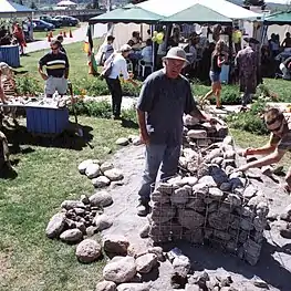 Assemblage des pierres dans le Tacon Site du Mythe.