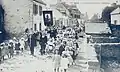 La procession de la Fête-Dieu à Étel au début du XXe siècle (carte postale).