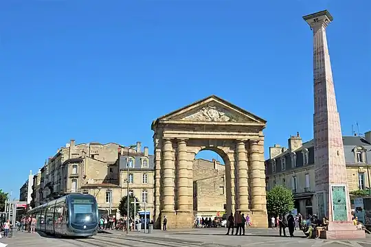 Porte d'Aquitaine et obélisque d'Ivan Theimer place de la Victoire.