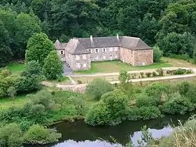 Château de Longevialle, à Loubaresse (vers l'amont des gorges), 2008