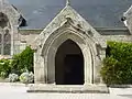 Île-Tudy : le porche de l'église paroissiale Saint-Tudy.