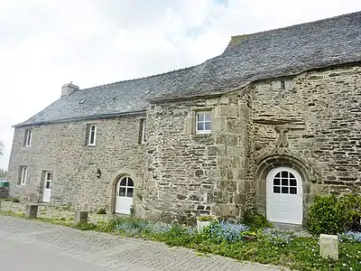 La Martyre : maisons anciennes dans le bourg (dont une maison du guet du XVIe siècle).