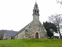 La chapelle et le calvaire de Saint-Guénolé.