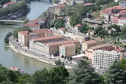 Vue du quai vers l'amont : les Subsistances, avec la montée de la Butte derrière ; pont Kœnig à gauche en face du fort Saint-Jean à l'extrémité du quai.