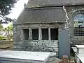 Chapelle Saint-Gilles : ossuaire et tombe ancienne.