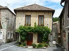 Maison à encorbellement et pans de bois.