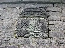 Chapelle Saint-Cado : les armes de la famille Guer de Pontcallec sur un mur extérieur du chevet.
