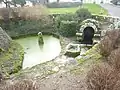 La petite fontaine près de la chapelle de Saint-Philibert (1649).