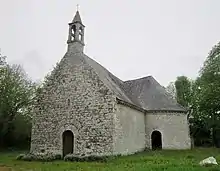 La chapelle Saint-Cado : vue extérieure d'ensemble.