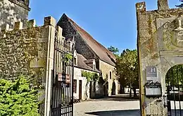 L'entrée du château de Vault-de-Lugny.