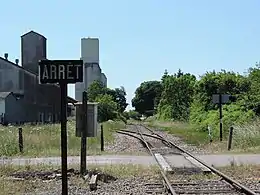 Le PN11 vu en direction de l'ancienne gare. Au premier plan, le signal « ARRÊT » imposé au conducteur du train.