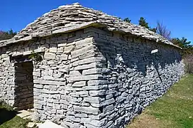 Pignon-façade et chaînage d'angle d'une bergerie (jas) des Alpes-de-Haute-Provence.