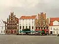 Deux anciennes maisons gothiques en brique sur la place du Marché de Greifswald (Allemagne).