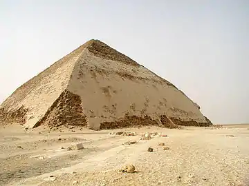 Vue de la face nord de la pyramide.