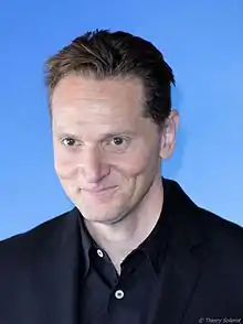 Matt Ross dans le rôle de Charles Montgomery